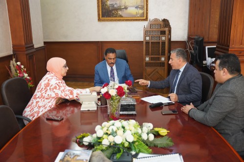 انتداب ٤ صيادله وجراح للعمل بالتأمين الصحي للتيسير على المواطنين بمطروح