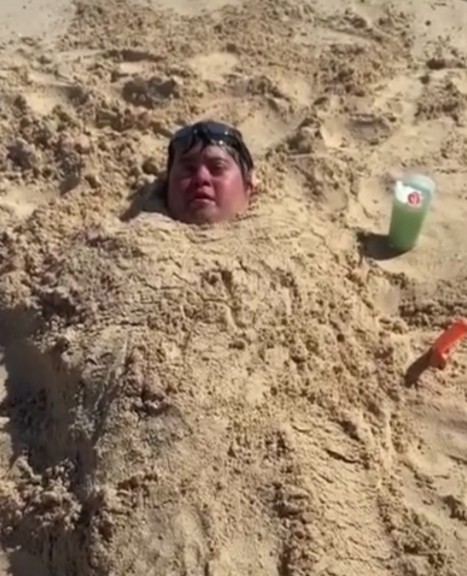 لفائدتها الصحية جلسة دفن في الرمال ”للقصيبي” على شواطئ الغردقة 