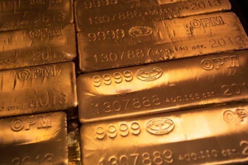 الذهب يقترب من أعلى مستوى تاريخي بدعم من تراجع الدولار وتوقعات خفض الفائدة