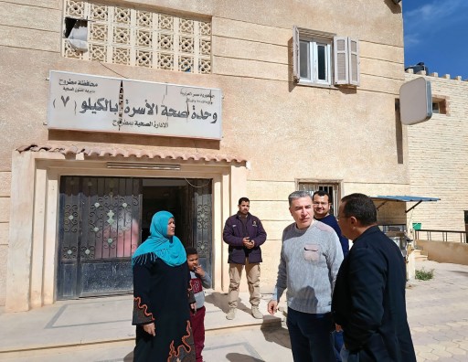 فى جولة مرورية بوحدة كــ ٧ الصحية  وكيل وزارة الصحة بمطروح يحيل المتغيبين للتحقيق 