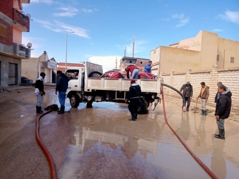 فرق الطوارئ تستجيب لاستغاثات المواطنين بالاحياء السكنية بمطروح لرفع مياة الأمطار