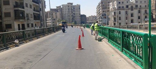 تحركات مكثفة بالجيزة لرفع كفاءة ”الكوبري المعدني”.. المحافظ يوجه بتركيب أسوار حديدية بديلة للمتهالكة وتطبيق أعلى معايير الأمان