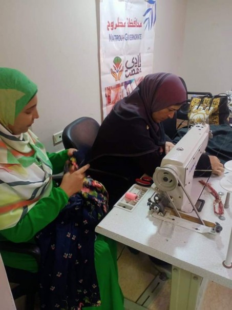 وحدة أيادي مصر بمرسي مطروح تنظم أولى ورش العمل لتدريب وتعليم أساسيات الخياطة والكروشية