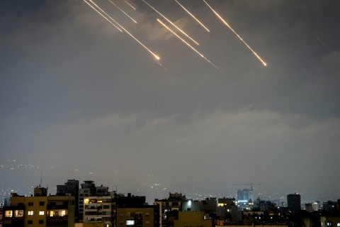 بين ”خداع” ترامب و”نفي” طهران.. إيران تشعل الجبهات بالصواريخ وتكذب ”مفاوضات الكهرباء”: ”لا صلح مع المعتدين ولن ترهبنا الحرب النفسية”