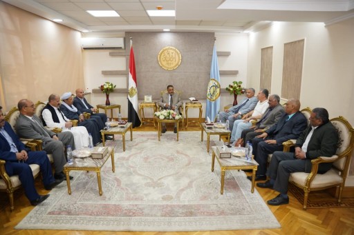 لليوم الثالث محافظ مطروح يستقبل المهنئين ويوزع هدايا العيد على الأطفال 