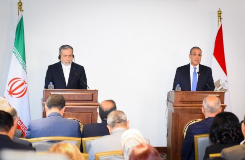 مصر وإيران تبحثان العلاقات الثنائية وتطورات المنطقة في لقاء وزاري بالقاهرة