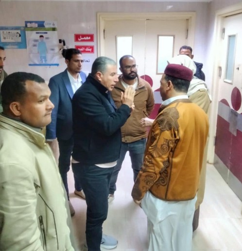 وكيل وزارة الصحة بمطروح يتابع ميدانيا الحالة الصحية للمصابين فى حادث انقلاب سيارة بمستشفي سيوة المركزى 