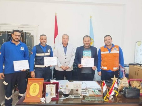 مدير عام الشباب والرياضة يُكرم مسئولي مرفق إسعاف مطروح لإنقاذهم حياة لاعب أثناء مباراة كرة قدم