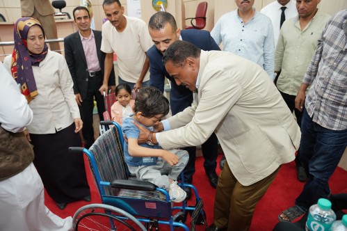 شعيب يوزع أجهزة تعويضية لعدد من أبناء مطروح