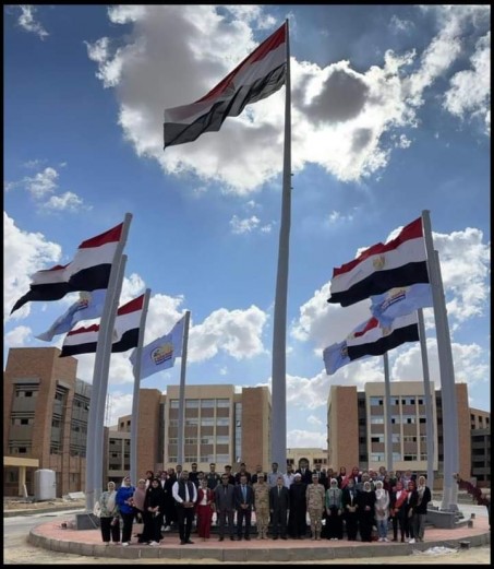   في ذكرى نصر أكتوبر المجيد رئيس جامعة مطروح ونوابه والعمداء والطلاب يؤدون تحية العلم