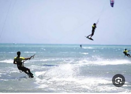 رواج لمحبى رياضة الكايت سيرف على شواطئ الغردقة فى توقيت ارتفاع الأمواج