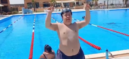 السباح السعودي يستأنف تدريبات السباحة بالغردقة استعدادا لعبور المانش 