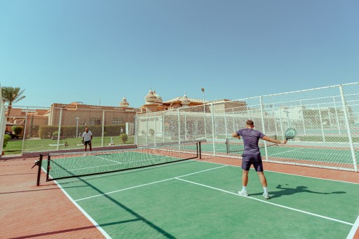 تشجعيا للسياحة الرياضية.. كامل أبو علي يفتتح ملاعب بيكل بول بالغردقة