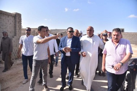 محافظ مطروح يتابع تنفيذ أعمال تمهيد الشوارع والطرق ووضع طبقة اساس بمنطقة الخروبة