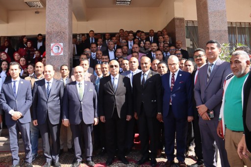 وزير العدل يتفقد محكمة البحر الاحمر الابتدائية ويلقي القضاة والموظفين