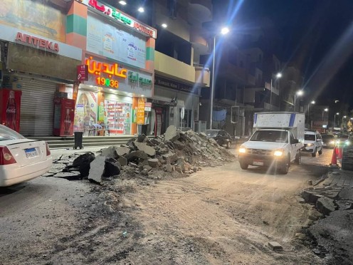 ازالة مطبات شارع شيراتون استعدادا لإنشاء مطبات جديدة مطابقة للمواصفات