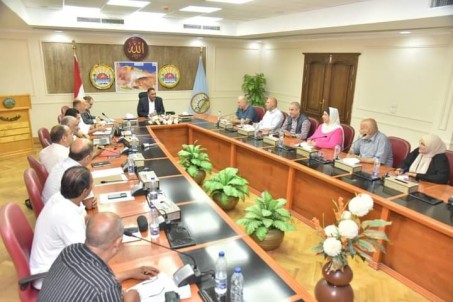 لجنة من الجهات المعنية لسرعة تحديد الموقع الأنسب لمحطات المعالجة بمدينتي النجيلة وبراني بمطروح