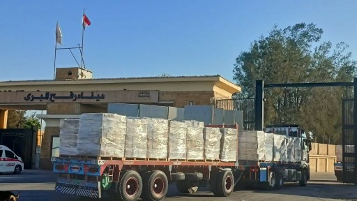 الهلال الأحمر المصري يدفع قافلة «زاد العزة» 284 بحمولة تتجاوز 2,794 طنًا من المساعدات الغذائية والإغاثية