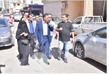 محافظ مطروح يصطحب مواطنه لمديرية التضامن لحل مشكلتها