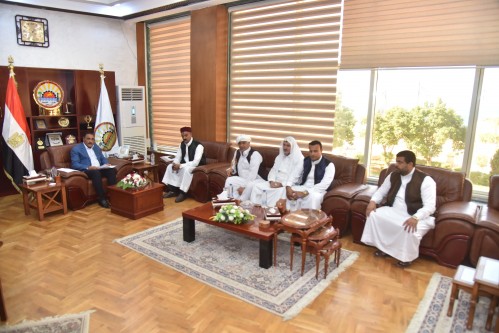 محافظ مطروح يلتقي ممثلي اهالي قرية  سواني سمالوس بمكتبه