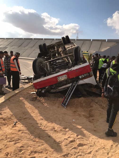 إصابة ١٨ عمال في انقلاب ميني باص علي طريق اسكندرية مطروح