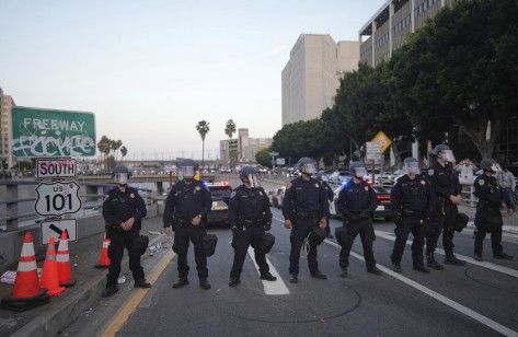 لوس أنجلوس تشتعل: حالة طوارئ وحظر تجول في وجه احتجاجات عنيفة ضد اعتقالات المهاجرين