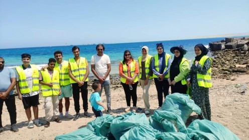 حزب المصريين ينظم حملة نظافة لشاطئ فلفلة بالغردقة 