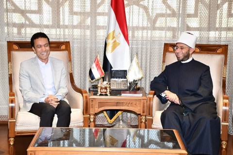 صور.. أسامة الأزهري وزير الأوقاف يكرم سامح حسين في العاصمة الإدارية بسبب ”قطايف”