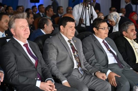 الدكتور أمجد الوكيل رئيس مجلس إدارة هيئة المحطات النووية يعطى اشارة بدء تركيب مصيدة قلب المفاعل بالوحدة النووية الأولي بمحطة الضبعة