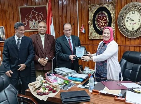 وكيلة وزارة التربية والتعليم بمحافظة مطروح بتكريم الدكتور جمعة محمد محمود مستشار مادة اللغة العربية بالوزارة