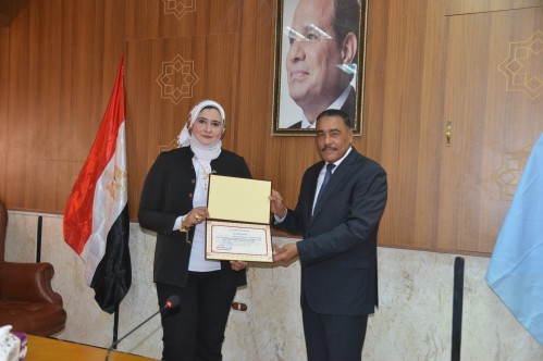 محافظ مطروح يكرم المشاركين في معارض وقوافل أهلا رمضان بالمحافظة