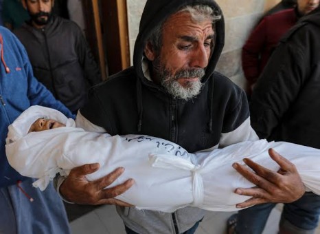 استشهاد فلسطينيين في غارة مسيرة وسط غزة.. وارتفاع حصيلة ضحايا العدوان إلى 73 ألفاً