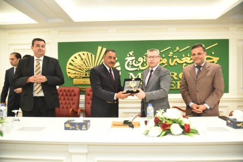 بحضور المحافظ وقيادات المجتمع .. جامعة مطروح تُكرّم رئيسها في احتفالية كبرى