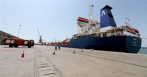 غارة للتحالف بقيادة السعودية على ميناء المكلا وسط توترات جنوب اليمن وتحذيرات من تصعيد شامل