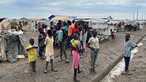 رئيس وزراء السودان يستغيث بالعالم لإنقاذ المدنيين وتقارير توثق ”إبادة جماعية” وتطهيراً عرقياً