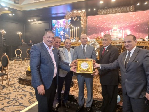 مدير التربية والتعليم الدكتور عربي أبو زيد يكرم المربي الفاضل بسيوني محمد