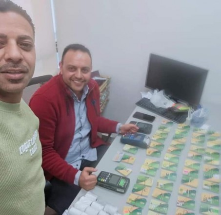 ضبط ثلاث ماكينات و ٥٥٠ بطاقة تموينية بأحد المخازن بقرية سيدي عبد الرحمن