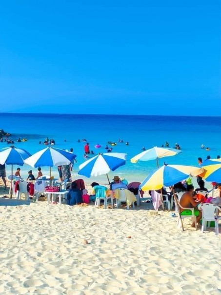 شواطئ مرسي مطروح في ابهي صورها مع ثان أيام عيد الأضحى وتستقبل الآلاف من المصطافين 