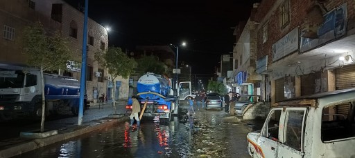 فريق الازمات والطوارئ بشركة المياه يرفع تجمعات مياه الامطار بمدينة مطروح 