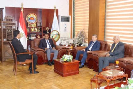 درع جامعة مطروح للواء خالد شعيب تقديرًا لجهوده في خدمة المحافظة 