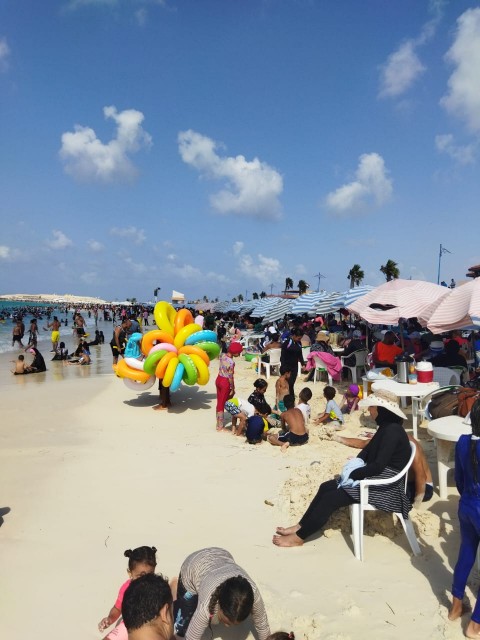 الزحام يعود لشواطئ مرسي مطروح بعد انتهاء اثار العاصفة ”دانيال” و” صيفك مكمل معانا ”