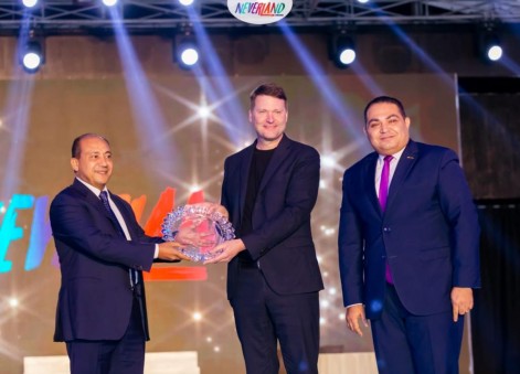 كامل أبو على يكرم alltours العالمية على هامش حفل ترويج السياحة المصرية بالغردقة