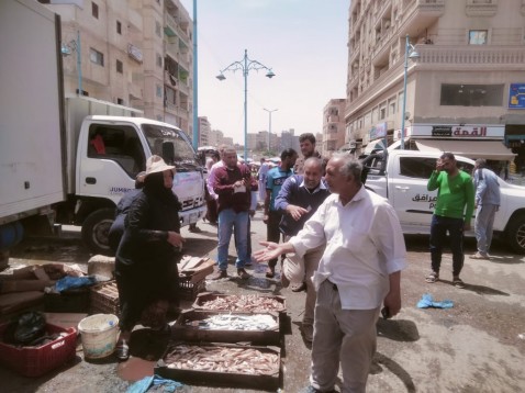 مدينة مرسى مطروح تشن حملة مكبرة علي محلات الدواجن والأسماك وتحرر ٢٠ مخالفة