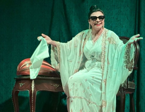 مسرحية ”الست”| أداء رحاب مطاوع يثير جدلا حادا.. البعض وصفها: عبقرية.. وآخرون: مغامرة خطرة