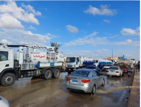وصول سيارات الدعم من محافظتي البحيرة والإسكندرية لسرعة التعامل مع السيول بمدينة مرسي مطروح