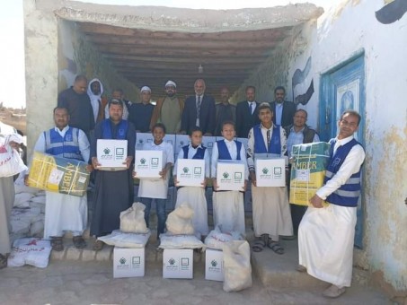 رئيس مركز ومدينه سيوه يشهد اعمال القافله الدعويه وتوزيع المواد الغذائيه لقريه الجاره ام الصغير 