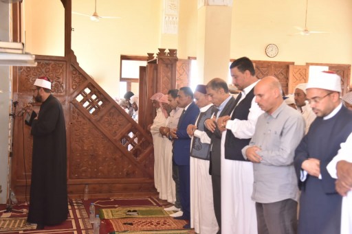 محافظ مطروح يؤدي صلاة الغائب علي ارواح ضحايا زلزال المغرب واعصار ليبيا