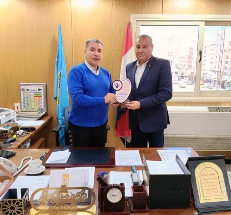 مدير عام الشباب والرياضة يُسلم درع اتحاد الاتحادات النوعية الرياضية والشبابية لوكيل وزارة الصحة بمطروح
