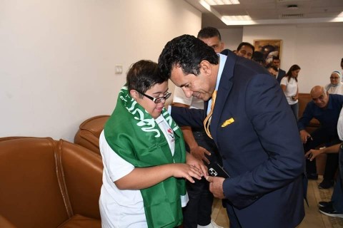 وزير الشباب يلتقي السباح السعودي فيصل القصيبي قبل تحدي عبور المانش 