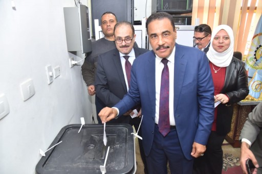 محافظ مطروح  يدلي بصوته فى الانتخابات الرئاسية بلجنة الادارة التعليمية بمطروح  ويتابع سير العملية الانتخابية بعدد من اللجان بالمحافظة.